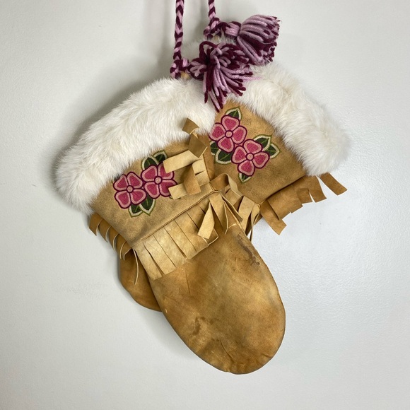 MOOSEHIDE/FUR EMBROIDERED FLOWER MITTENS MADE IN THE CREE NATION OF MISTISSINI! - Picture 1 of 15